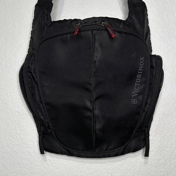Victorinox Black and Red Compact Messenger Bag Laptop Case - Picture 1 of 10